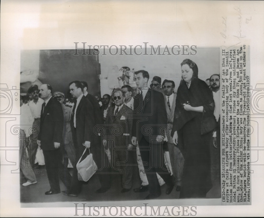 1957 Press Photo Body of Aga Khan III escorted by family at Cairo airport - Historic Images