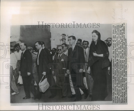 1957 Press Photo Body of Aga Khan III escorted by family at Cairo airport - Historic Images