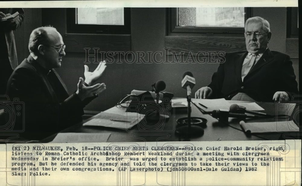 1982 Press Photo Milwaukee Police Chief Breier and Archbishop Weakland meet. - Historic Images