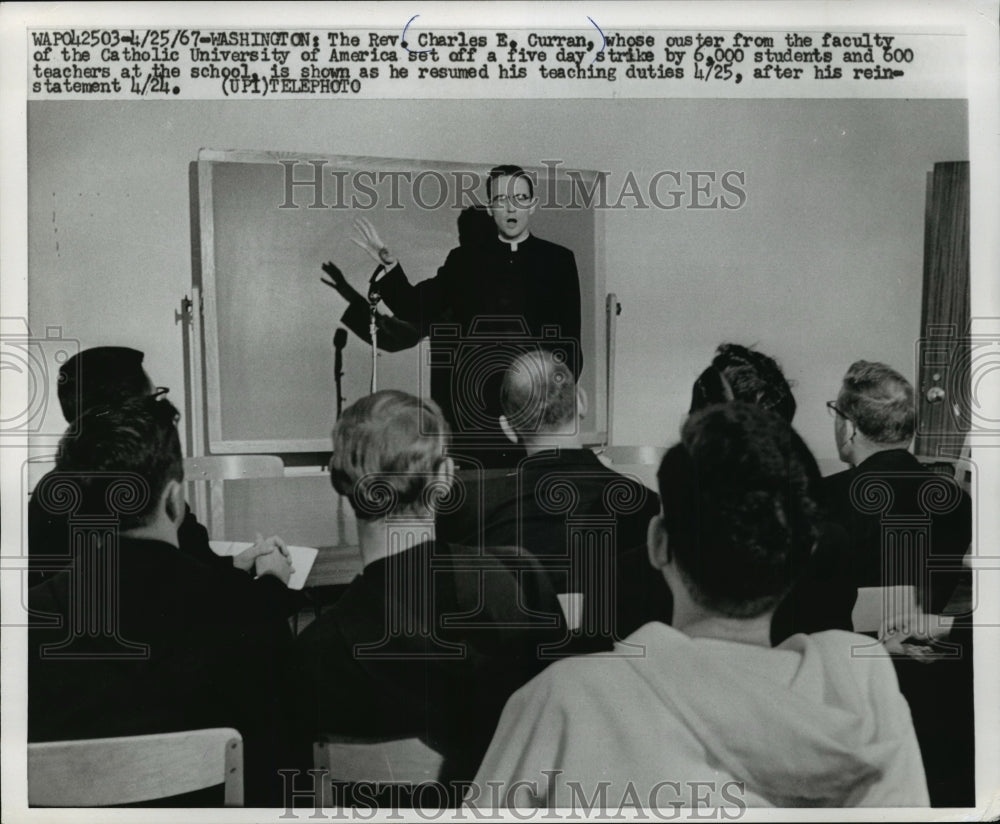 1967 Press Photo Reverend Charles E. Curran teaching at Catholic University - Historic Images