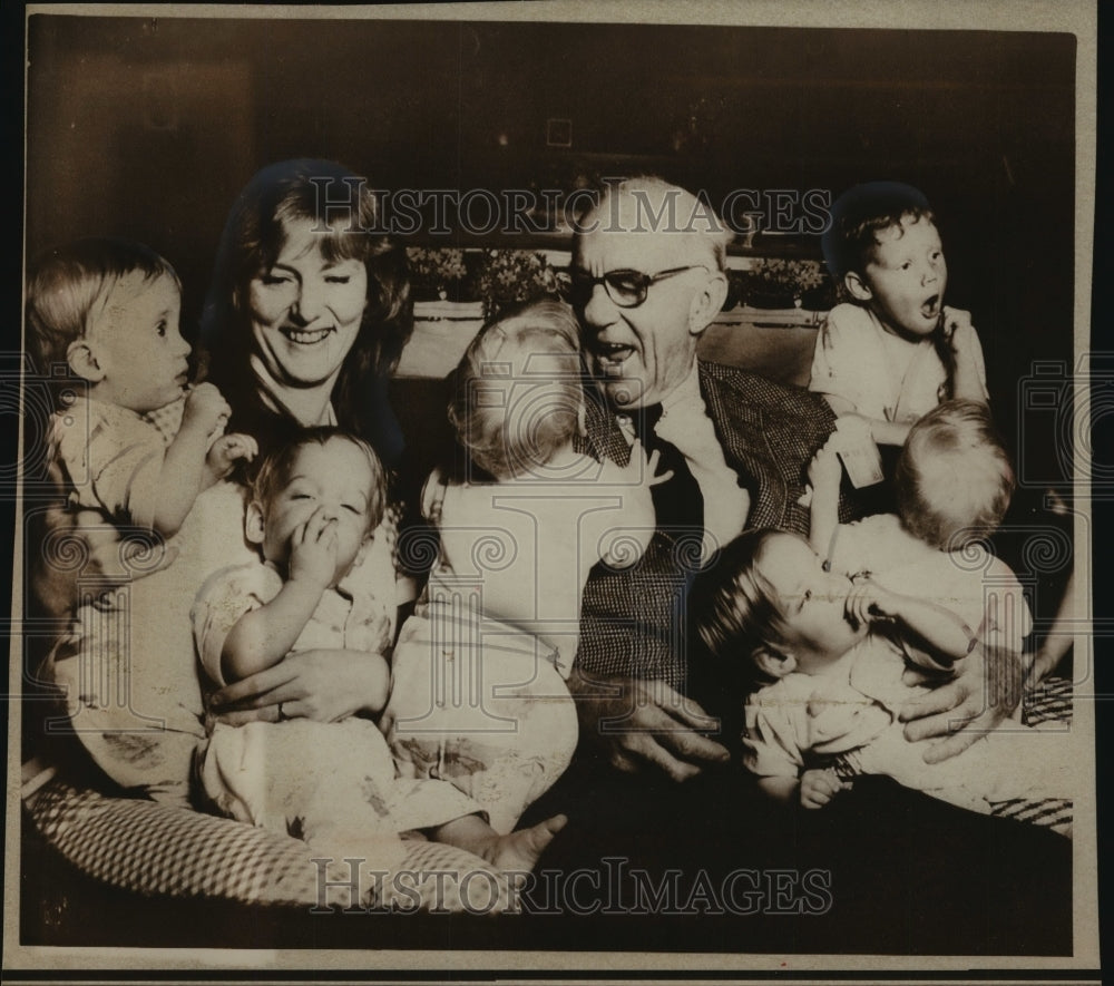 1974 Press Photo Dr. Benjamin Spock visiting Anderson quintuplets in Washington - Historic Images