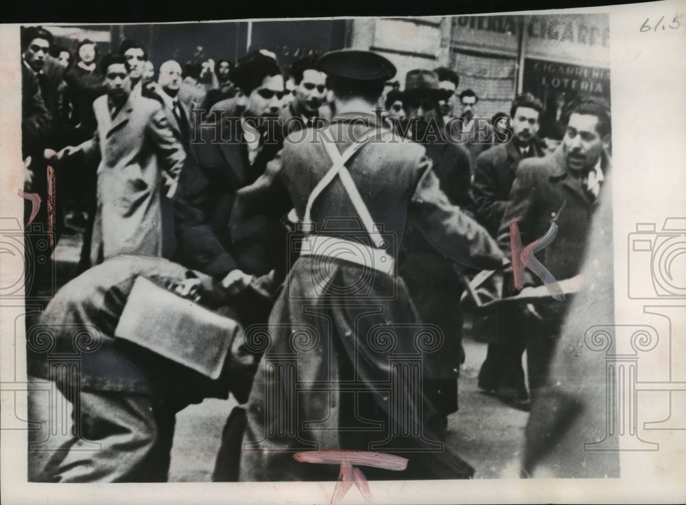 1949 Press Photo Police in Santiago Chile fight with rioting protestors. - Historic Images