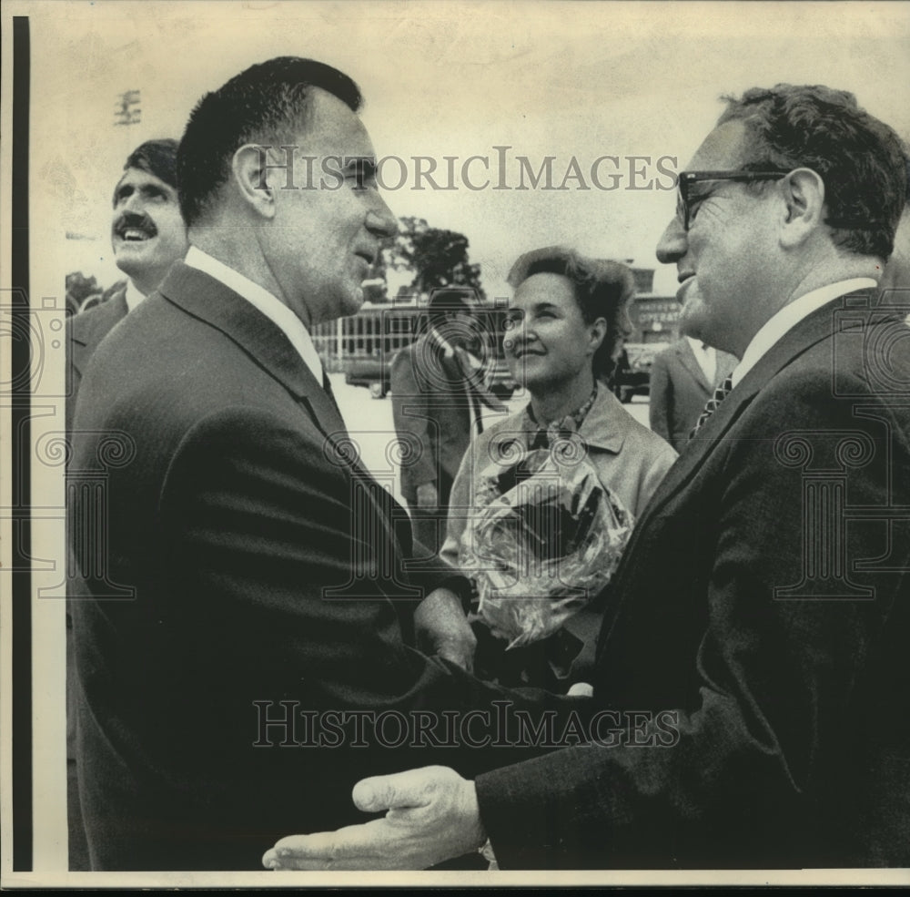 1975 Press Photo US Sec of State Henry Kissinger greets Soviet Minister Gromyko. - Historic Images