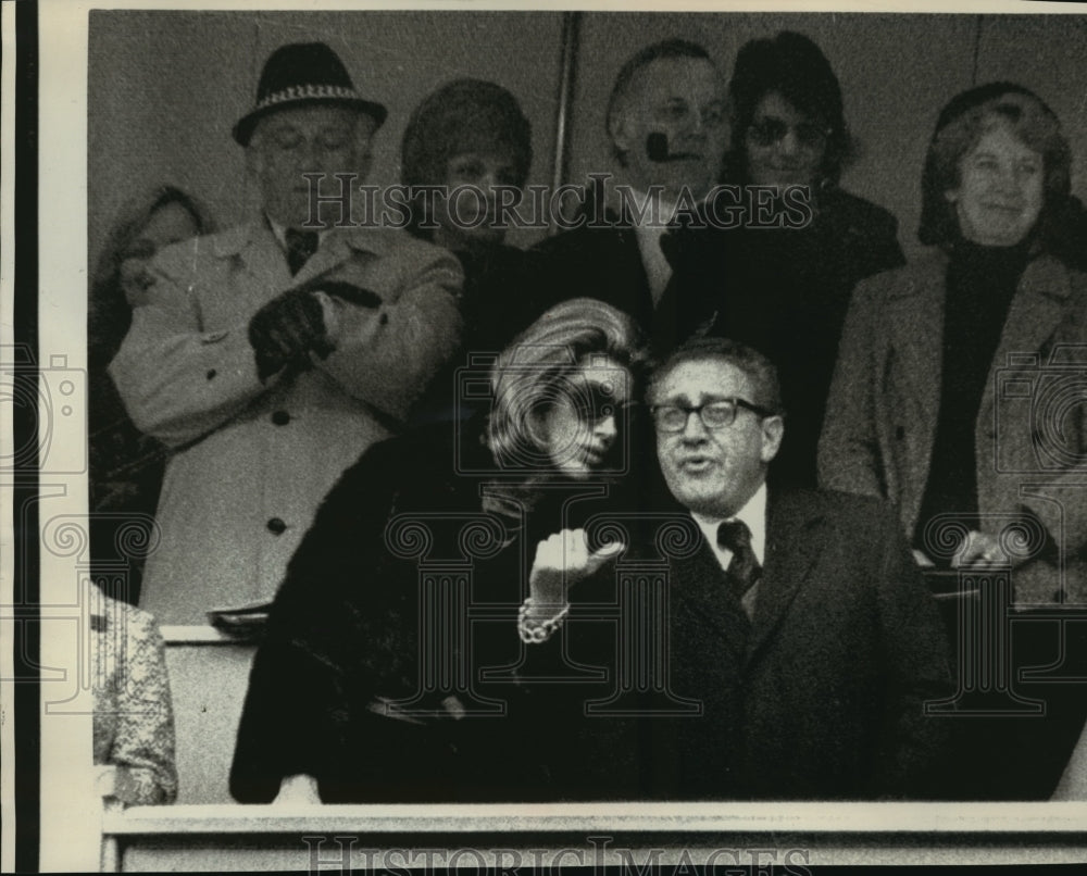 1973 Press Photo Sec of State Kissinger and Nancy Maginnes at Redskins game. - Historic Images