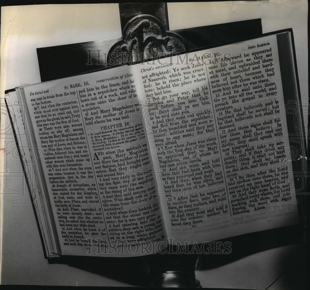 1953 Press Photo Picture of open Bible. - mjw01451-Historic Images
