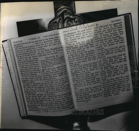 1953 Press Photo Picture of open Bible. - mjw01451-Historic Images