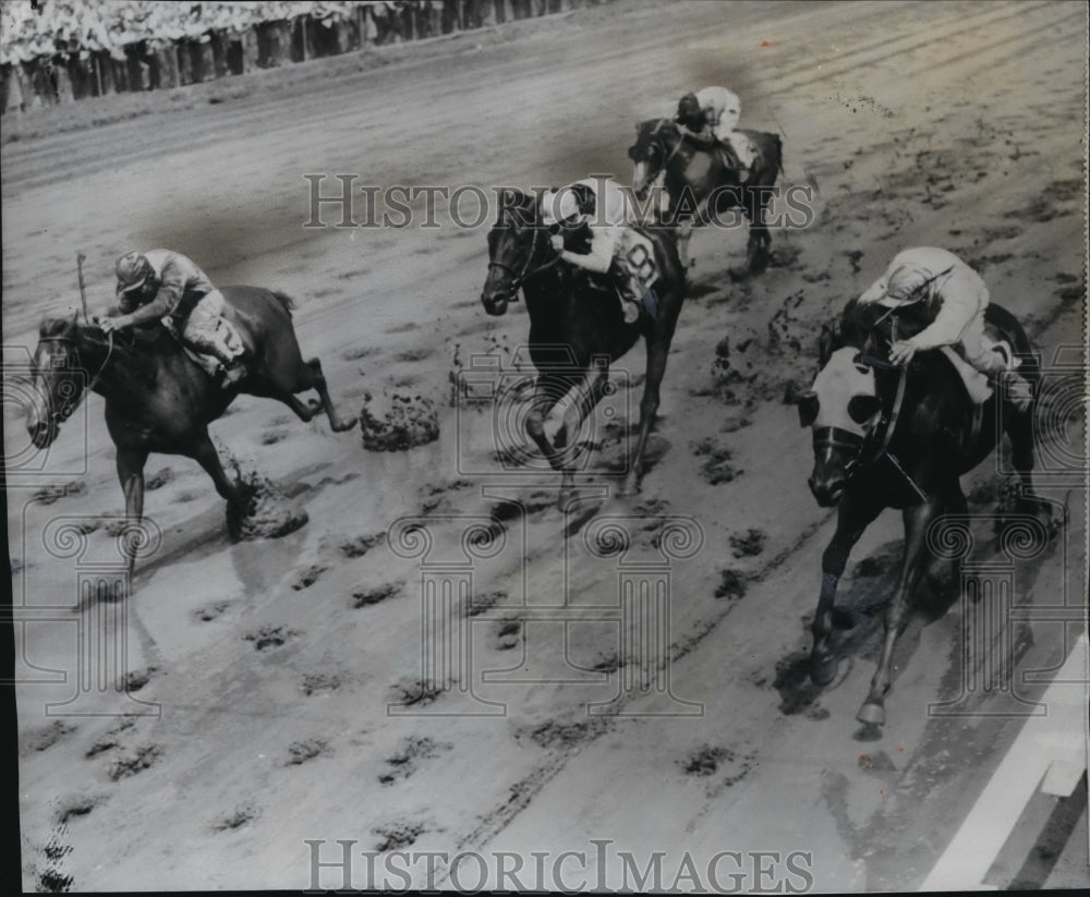 1956 Jockey Eddie Arcaro racing at Jamaica Race Track, New York, NY - Historic Images