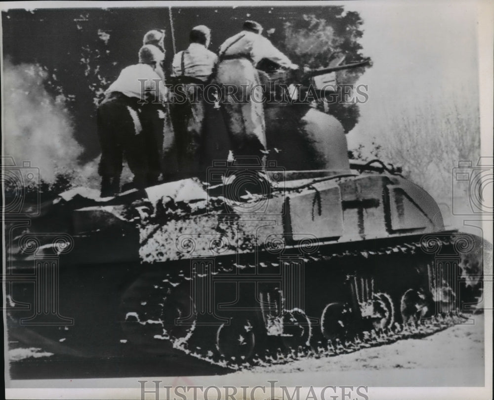 1962 Press Photo Rebel Tank Advances and threatens civil war, Avallaneda, AR - Historic Images
