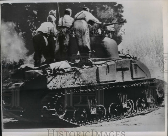 1962 Press Photo Rebel Tank Advances and threatens civil war, Avallaneda, AR - Historic Images