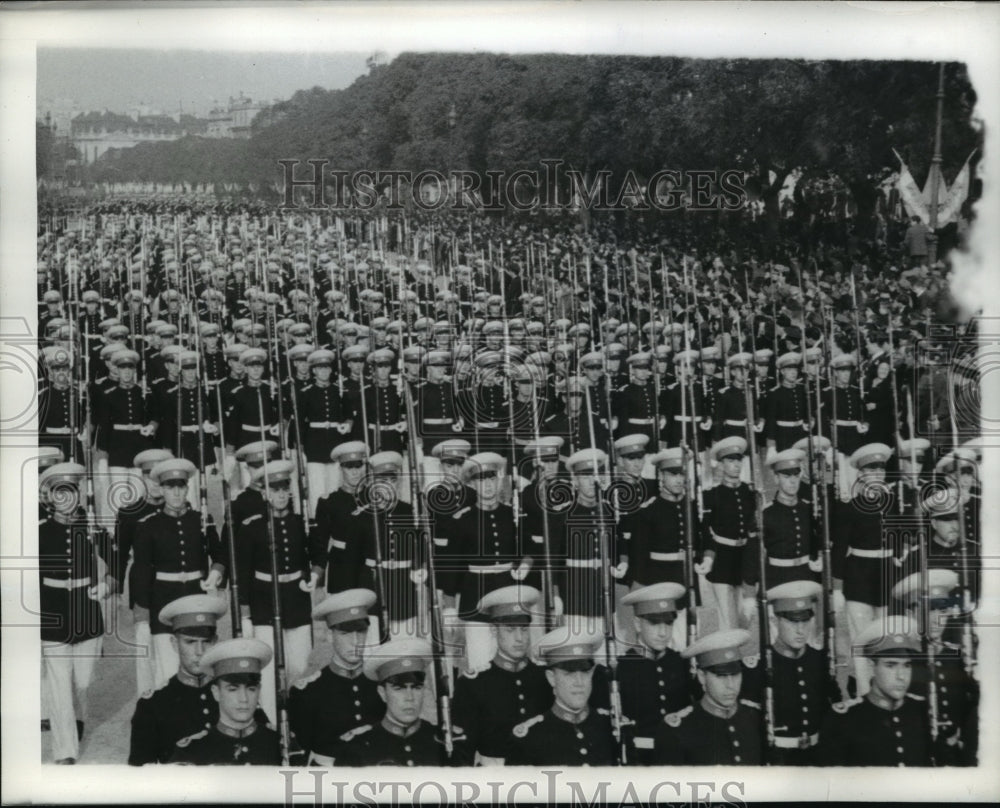 1942 Press Photo Argentine soldiers in dress uniform are shown on parade, AR - Historic Images