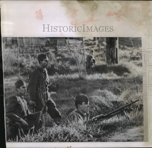 1962 Rebel Argentine troops man machine gun outside Buenos Aires - Historic Images