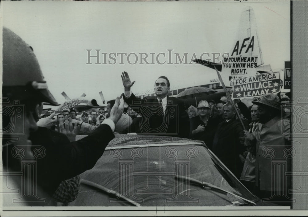 1968 Press Photo Presidential candidate George C. Wallace waves to Crowd, WA - Historic Images