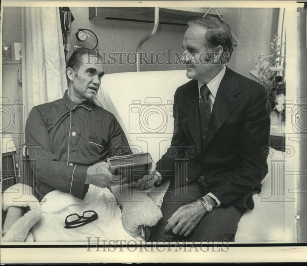 1972 Press Photo Sen George McGovern visited Gov George Wallace at Hospital room - Historic Images