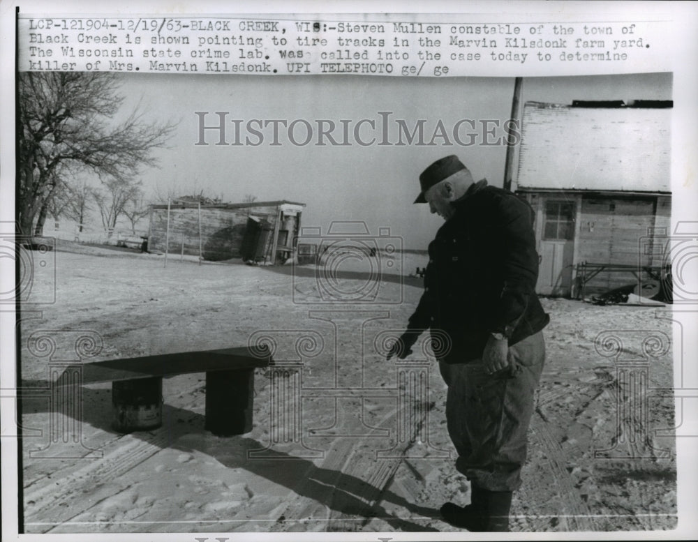 1963 Press Photo Constable Steven Mullen points to Tire Tracks on Kilsdonk farm - Historic Images