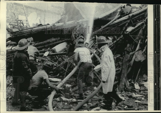 1972 Press Photo Firemen fight fires caused by earthquake in Managua Nicaragua - Historic Images