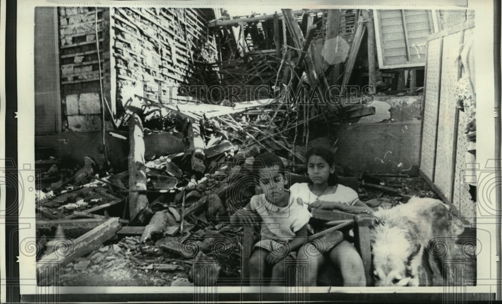 1972 Press Photo Children in front of destroyed home who survived the quake, NI - Historic Images