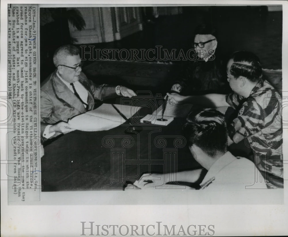 1964 Press Photo Vietnamese officials sign joint communique in Saigon - Historic Images