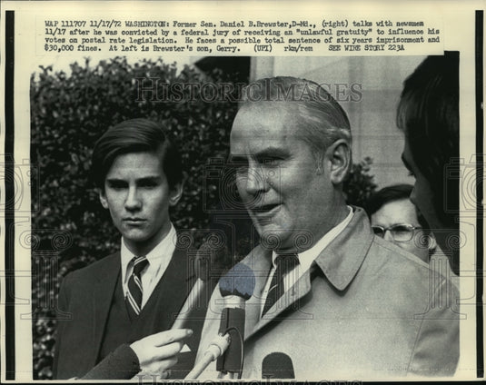 1972 Ex-Senator Brewster at press conference on conviction for bribe - Historic Images