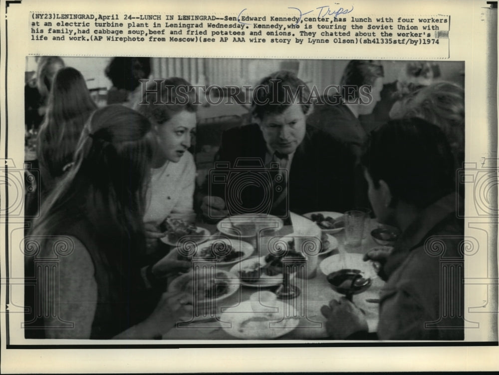 1974 Press Photo Sen. Edward Kennedy has lunch with workers, Leningrad, USSR - Historic Images