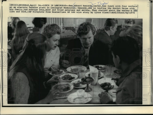 1974 Press Photo Sen. Edward Kennedy has lunch with workers, Leningrad, USSR - Historic Images