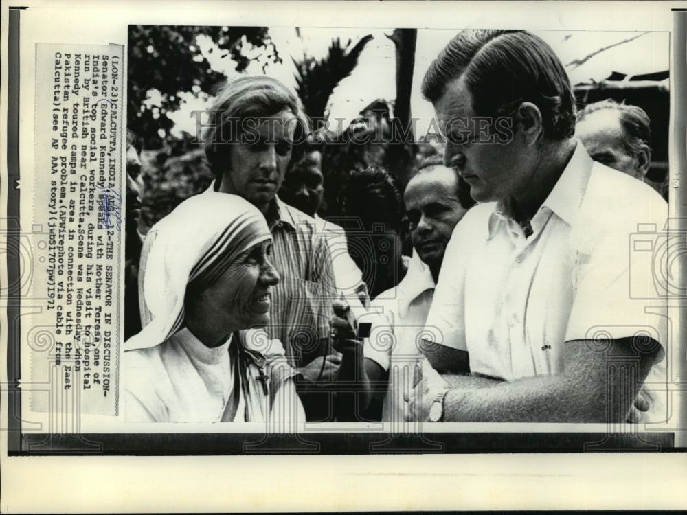 1971 Press Photo Sen. Edward Kennedy speaks with Mother Teresa, Calcutta, India - Historic Images