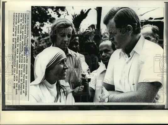 1971 Press Photo Sen. Edward Kennedy speaks with Mother Teresa, Calcutta, India - Historic Images
