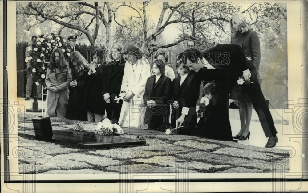 1973 Press Photo Sen Edward Kennedy and family at President John Kennedy&#39;s Grave - Historic Images