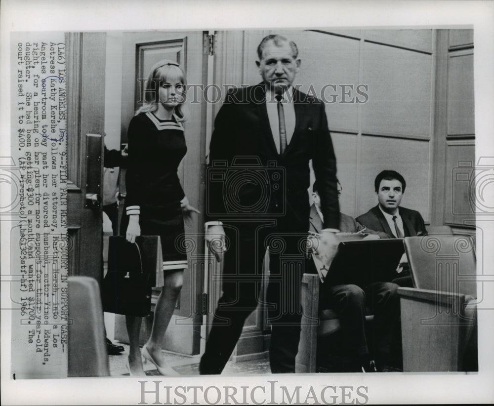 1966 Actress Kathy Kershe enters a Los Angeles Courtroom with others - Historic Images