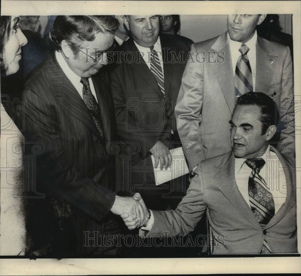 1973 Press Photo Gov. Lucey and Gov Wallace shake hands after meeting in DC - Historic Images
