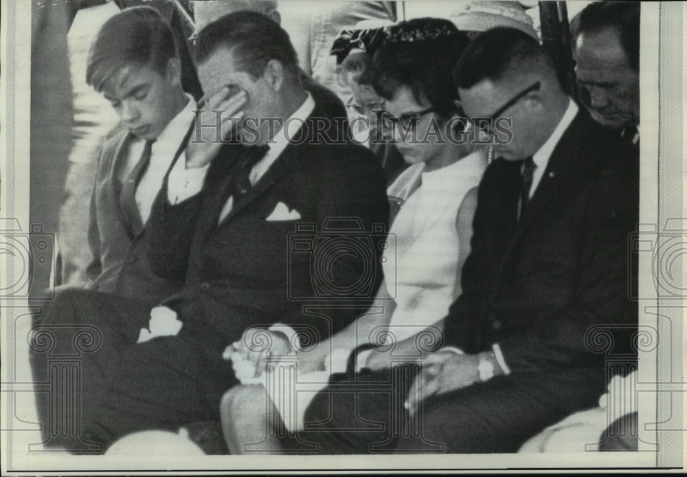 1968 Press Photo George Wallace at his wife's funeral service in Montgomery, Al. - Historic Images