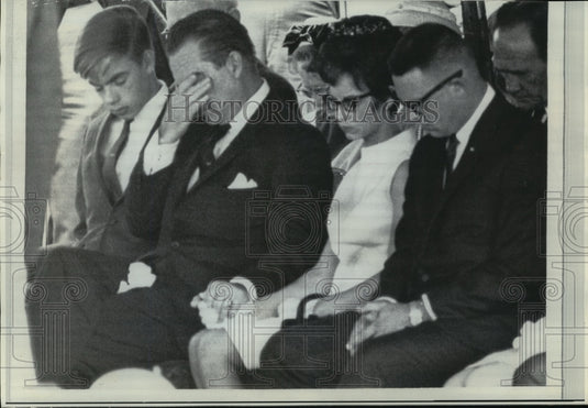 1968 Press Photo George Wallace at his wife's funeral service in Montgomery, Al. - Historic Images