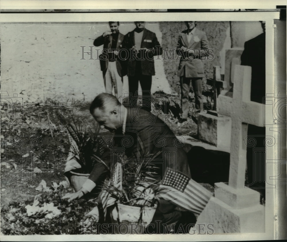 1971 Press Photo Vice President Agnew places wreath, Gargalianoi, Greece - Historic Images