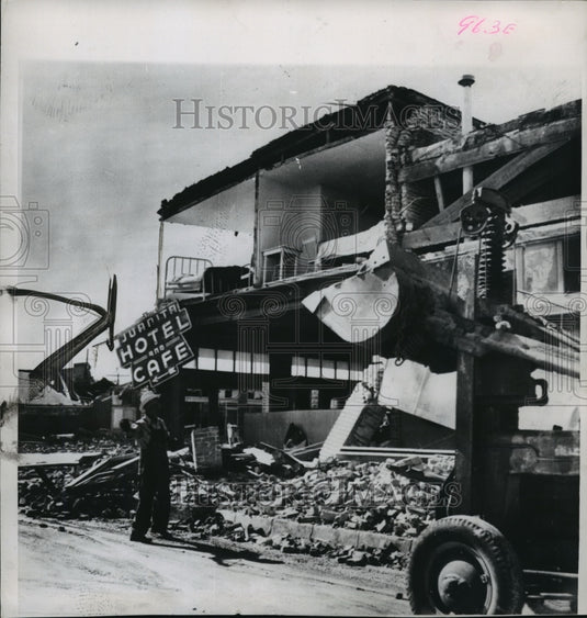 1952 Remains of hotel in Tehchapi, California after earthquake. - Historic Images