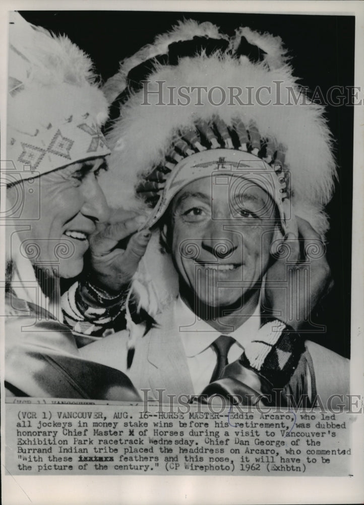 1962 Press Photo Eddie Arcaro and Chief Dan George of Burrand tribe in Vancouver-Historic Images