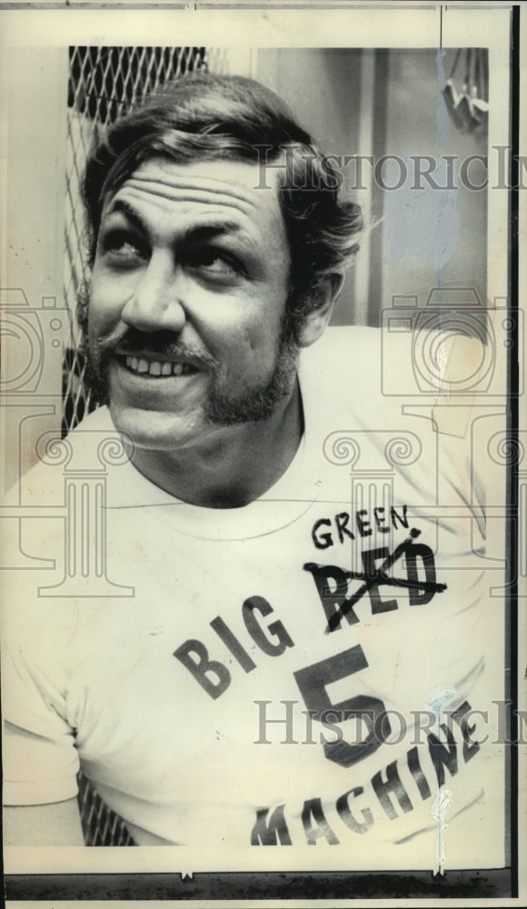 1972 Press Photo Mike Epstein, Models Cincinnati Reds' T-Shirt, Cincinnati, Oh- Historic Images