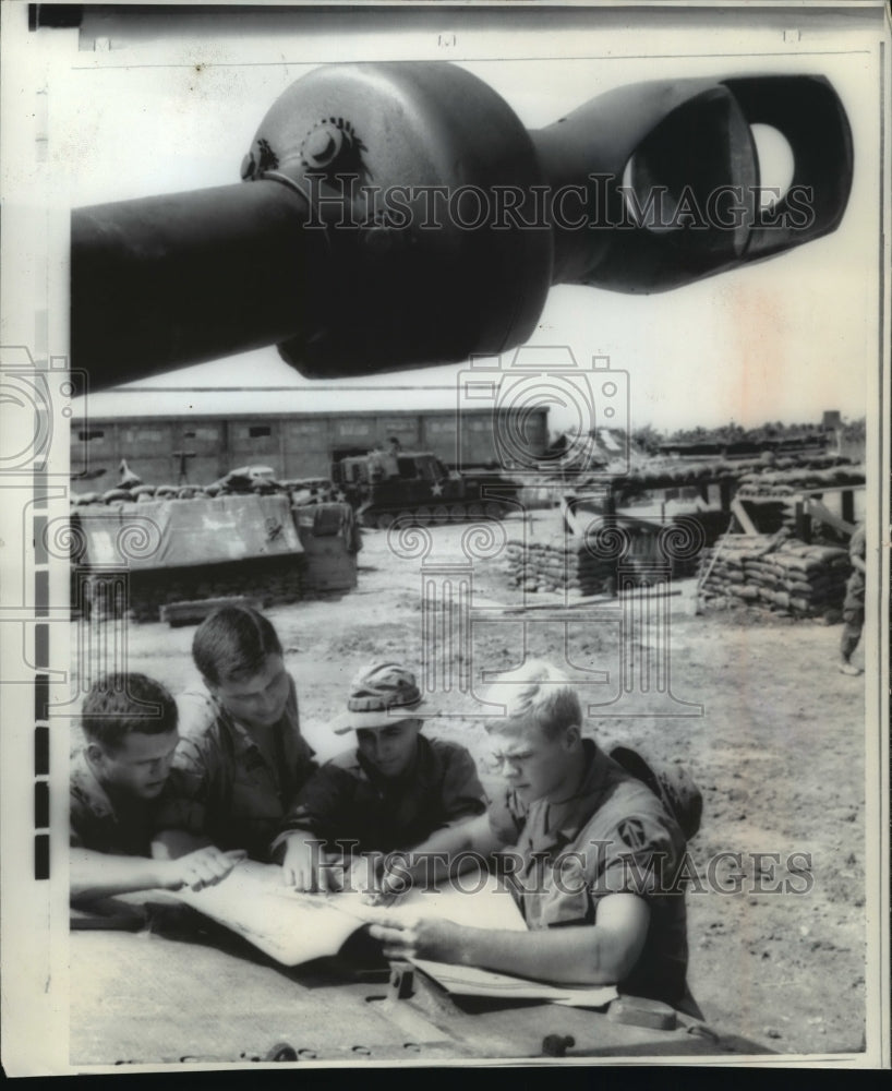 1968 Press Photo American soldiers studying absentee ballots in Vietnam- Historic Images