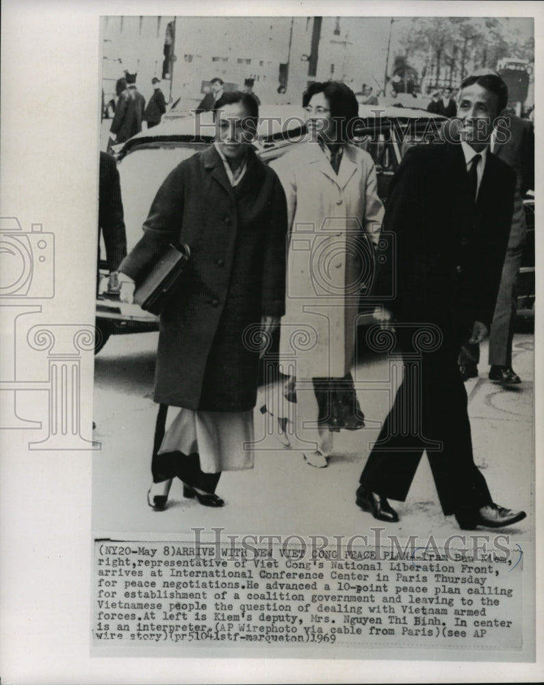 1969 Tran Buu Kiem and others arrive Paris International Conf Center - Historic Images