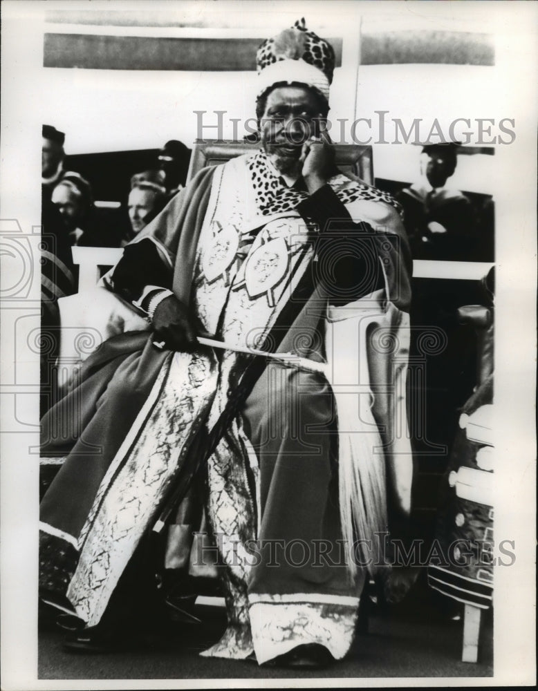 1970 Jomo Kenyatta on Nairobi University ceremonial platform, Kenya - Historic Images