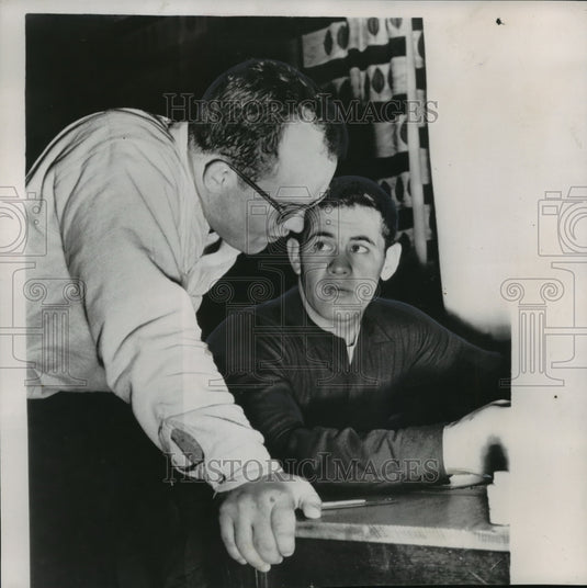 1953 Press Photo Minnesota Gophers; Paul Giel and Jerry Rau take time to study.- Historic Images