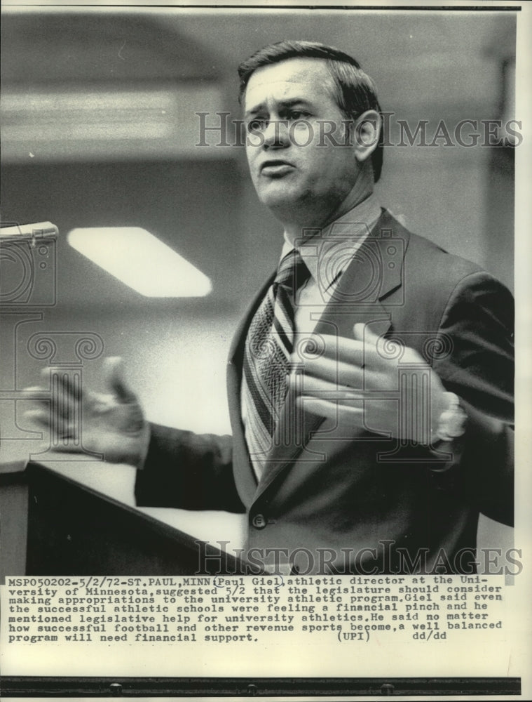 1972 Press Photo Minnesota athletic director Paul Giel speaks to legislature. - Historic Images