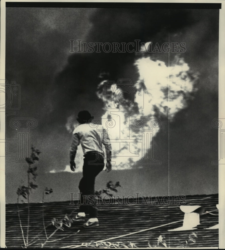 1975 Press Photo Sylmar California resident checks roof for hot embers from fire- Historic Images