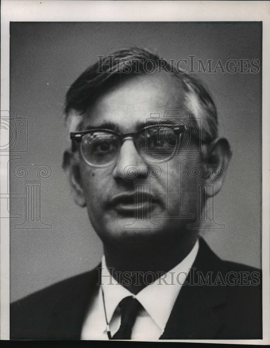  University of Wisconsin professor and biologist Har Gobind Khorana - Historic Images