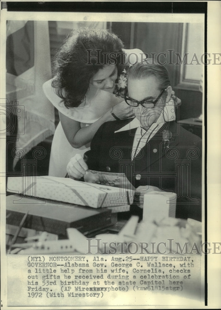 1972 Press Photo AL Gov. George Wallace opens birthday gifts at state Capitol. - Historic Images