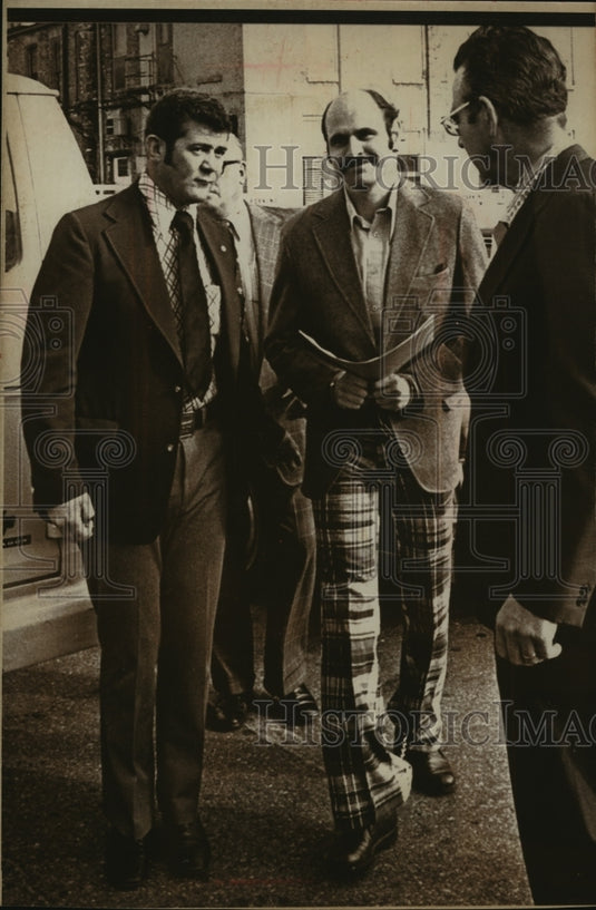 1974 Press Photo Karleton Armstrong escorted to Federal Building in Madison WI. - Historic Images