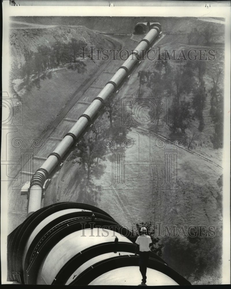 1971 Press Photo An engineer checks the State Water Project in California- Historic Images