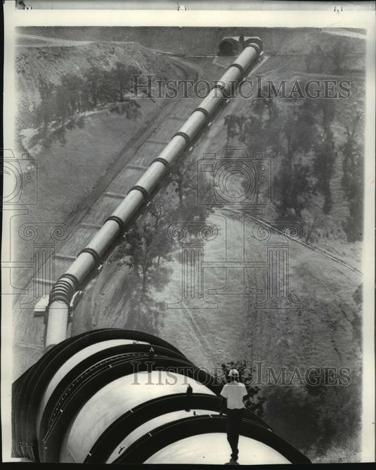 1971 Press Photo An engineer checks the State Water Project in California- Historic Images