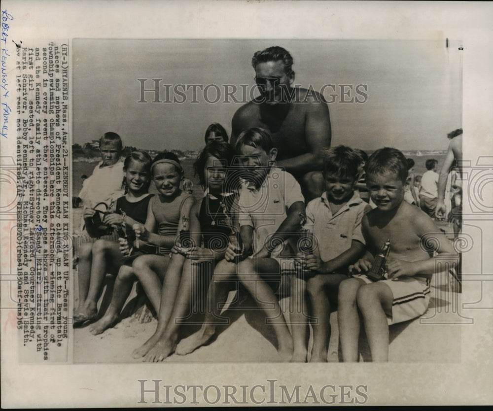 1963 Press Photo Kennedy children clean up at Barnstable Township swimming meet. - Historic Images