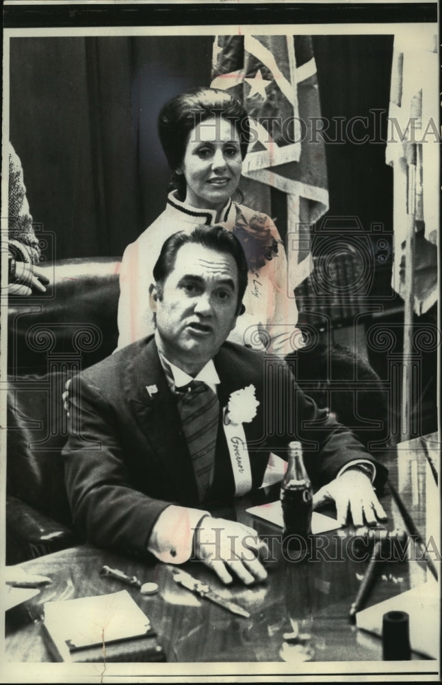 1971 Press Photo George C. Wallace, and Wife Cornelia in Montgomery, AL Office - Historic Images