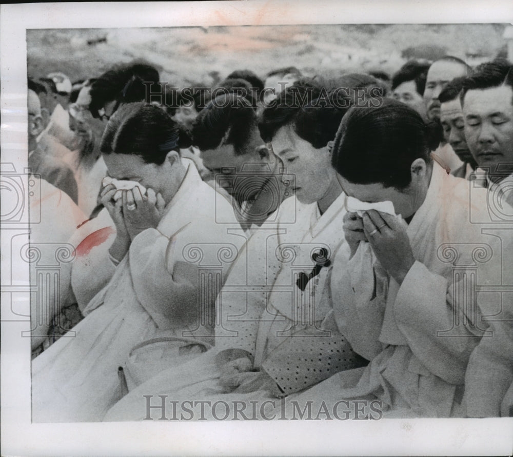 1956 Press Photo grieving crowd at Memorial day service in Seoul, South Korea- Historic Images