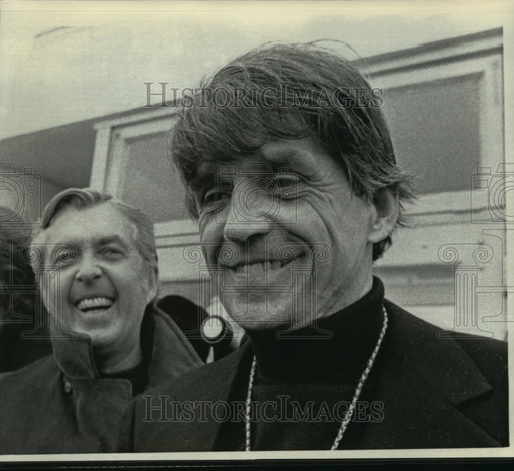 1972 Press Photo Father Daniel Berrigan with his brother Philip, after release. - Historic Images